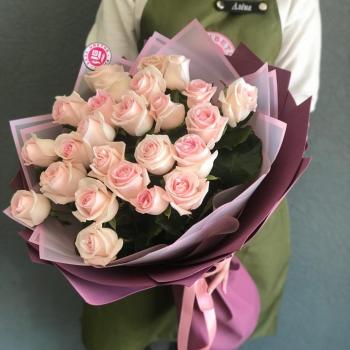 Бело-розовые розы 60 см (Россия) артикул: 333576
