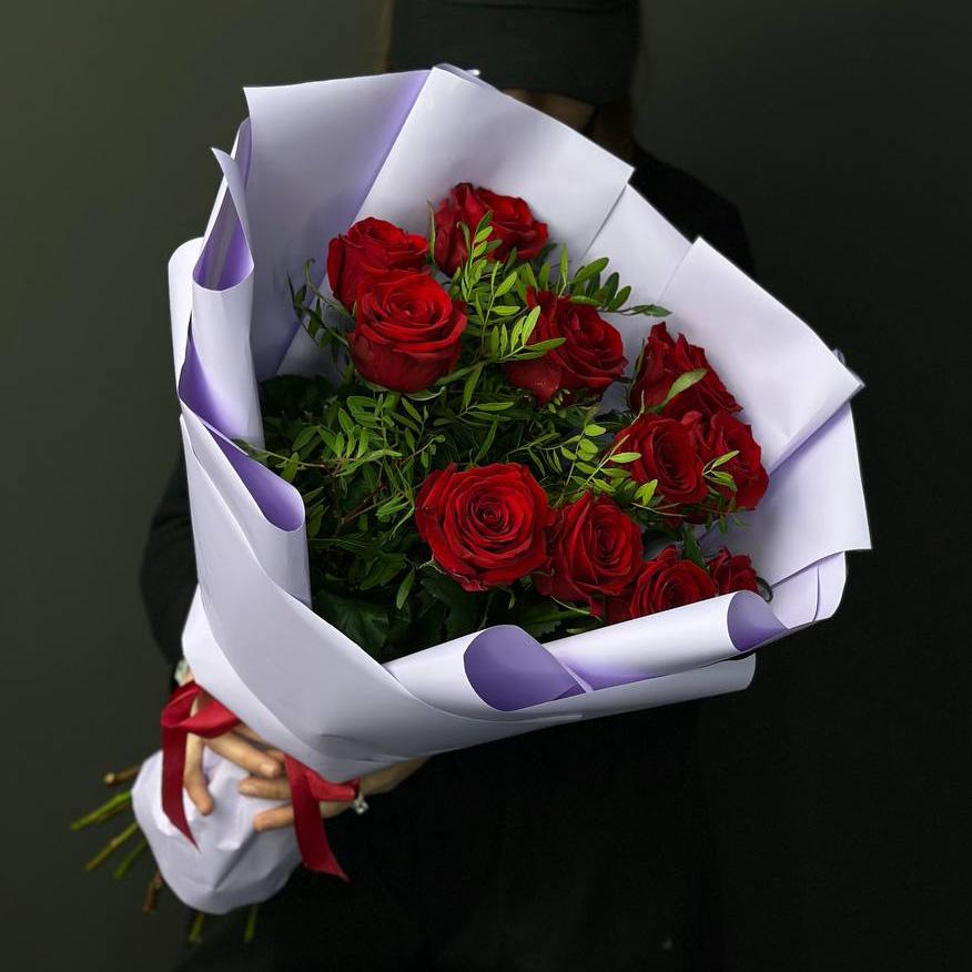 11 красных роз с фисташкой